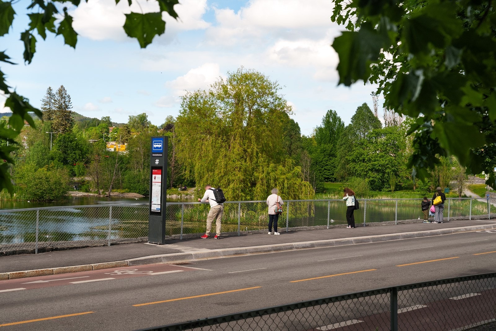 Området har svært gode kollektivforbindelser. Smestaddammen holdeplass ligger ca. 550 meter unna Galleribilde