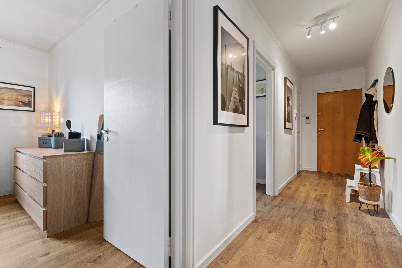 Inngangspartiet har god plass til oppbevaring og organisering Galleribilde