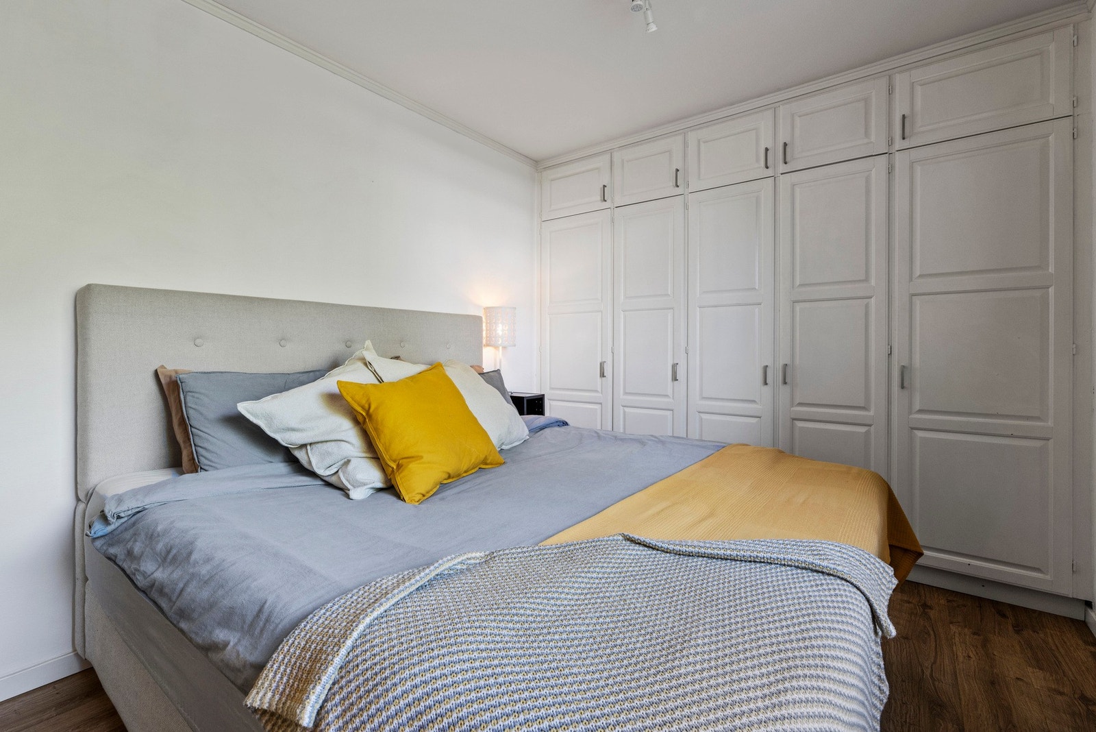 Hovedsoverommet har god plass til dobbeltseng med nattbord Galleribilde