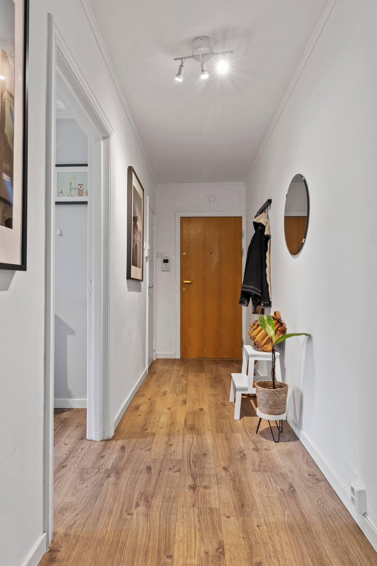 Rommet er malt i 2016 og laminat på gulvet er fra 2017, noe som gir et oppfrisket uttrykk Galleribilde