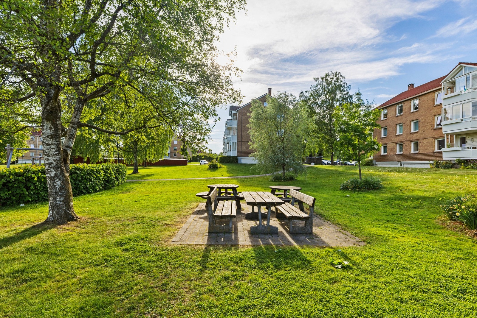 Her finner du også sittegrupper, grillplasser og lekeplasser som inviterer til sosiale sammenkomster og aktiviteter utendørs Galleribilde