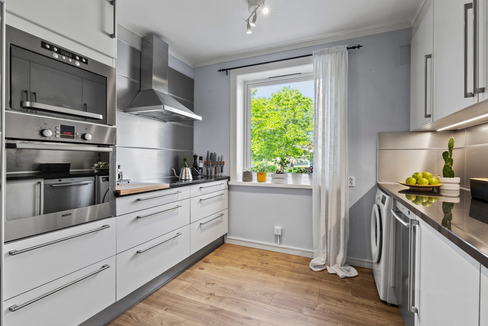 Kjøkken med opplegg for vaskemaskin Galleribilde