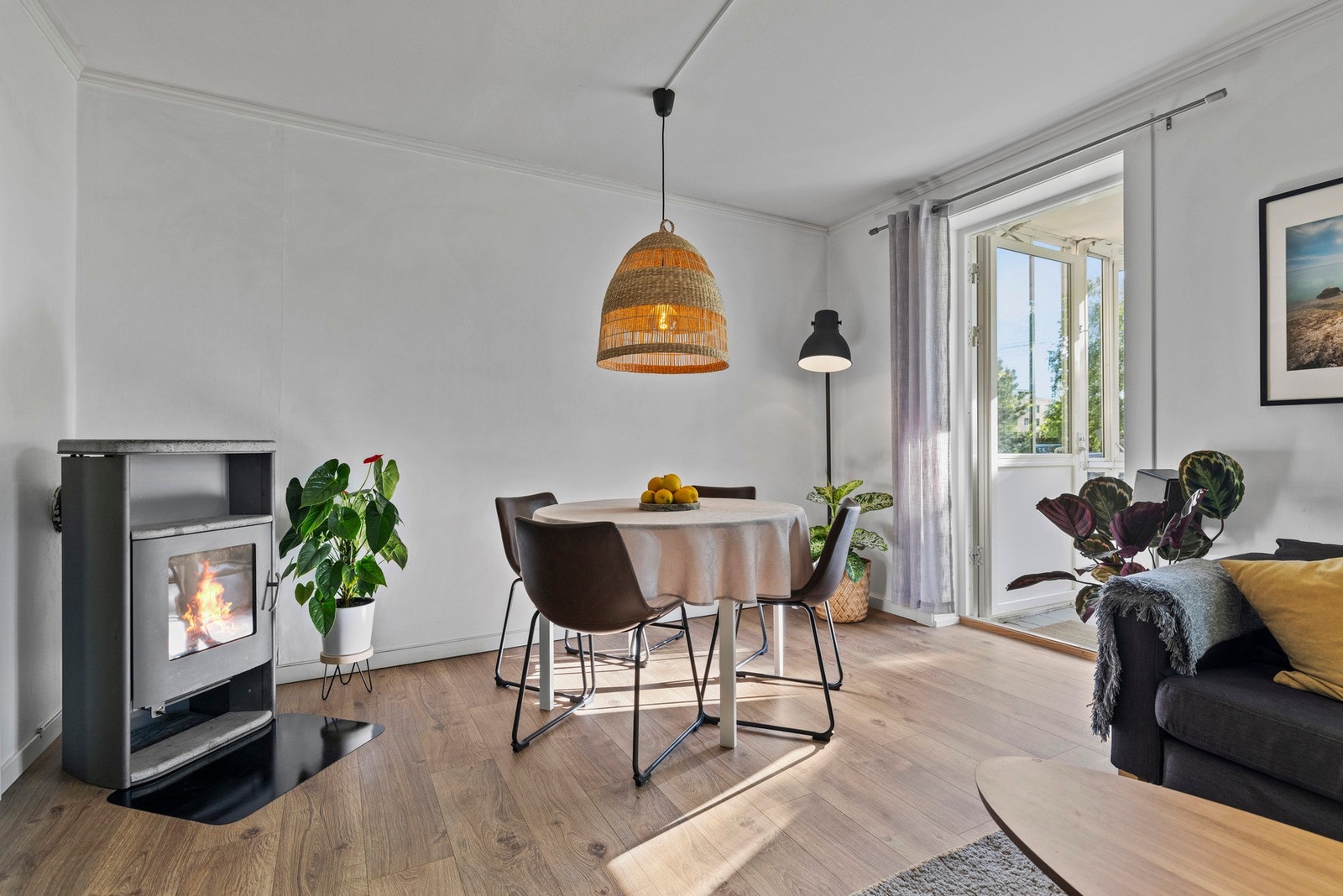 Rommets utforming gjør det enkelt å møblere med sofa, spisebord og mediemøbler etter behov Galleribilde