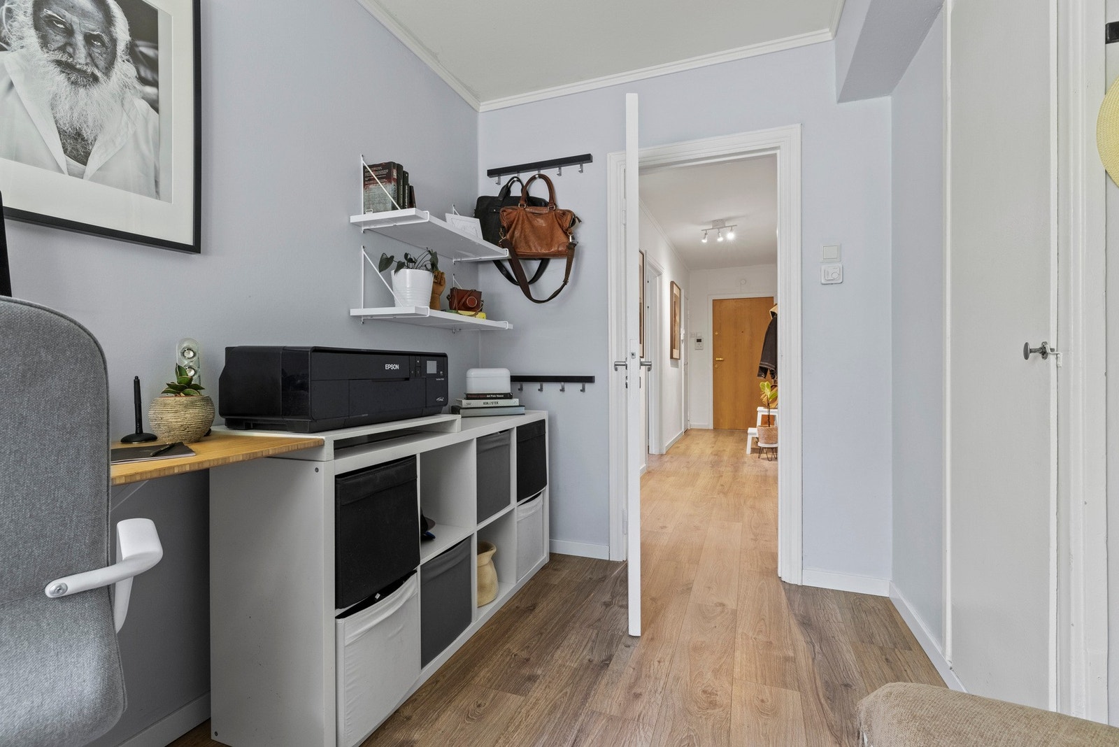 Vinduet sørger for naturlig lysinnslipp, og rommets størrelse gjør det enkelt å innrede etter behov Galleribilde