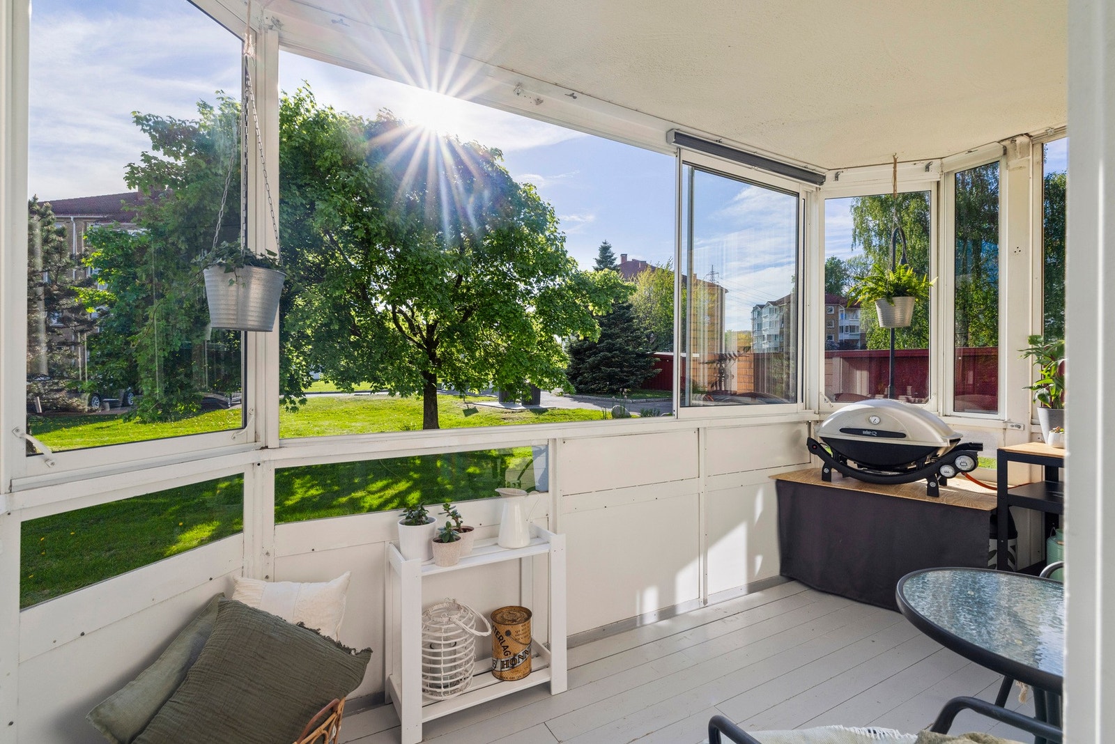 Vestvendt, innglasset balkong på 7,2 kvm Galleribilde