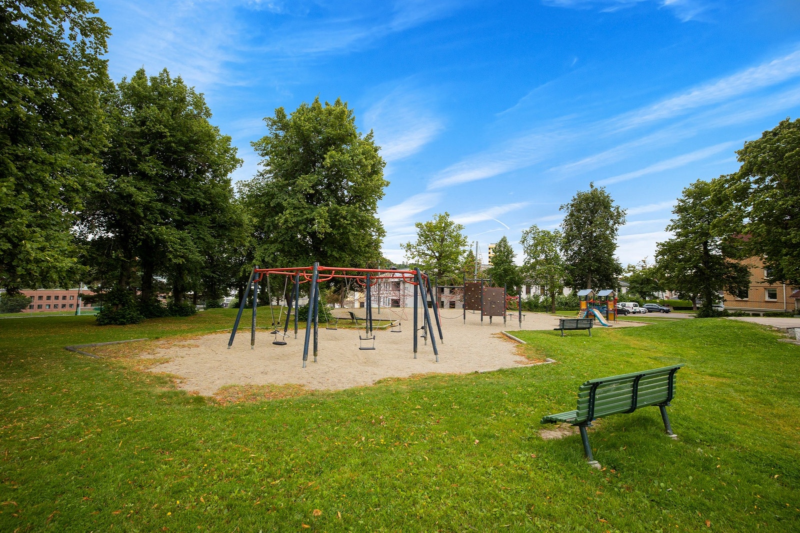 Tomten gir et grønt og behagelig pusterom i hverdagen, perfekt for deg som setter pris på natur og rekreasjon like ved boligen din Galleribilde