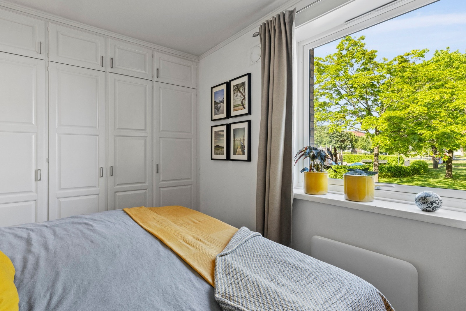 Vinduet gir godt med naturlig lys, og det slitesterke laminatgulvet, lagt i 2017, er både praktisk og lett å vedlikeholde Galleribilde