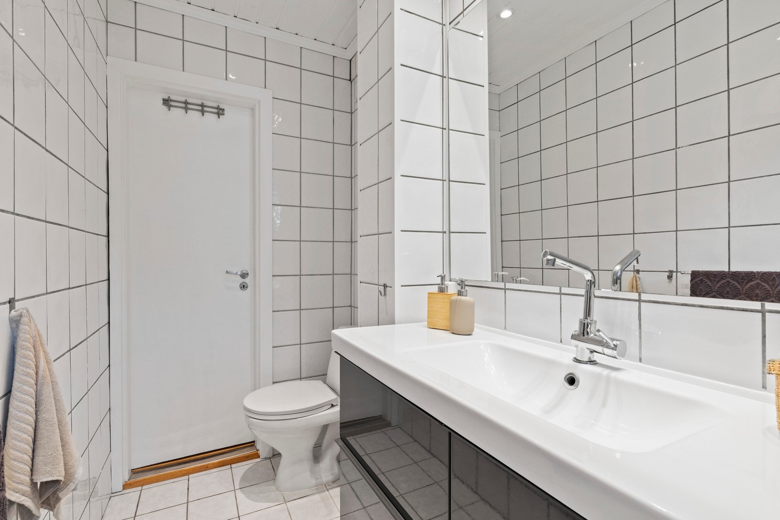 Ventilasjon skjer naturlig via luftespalte under døren Galleribilde