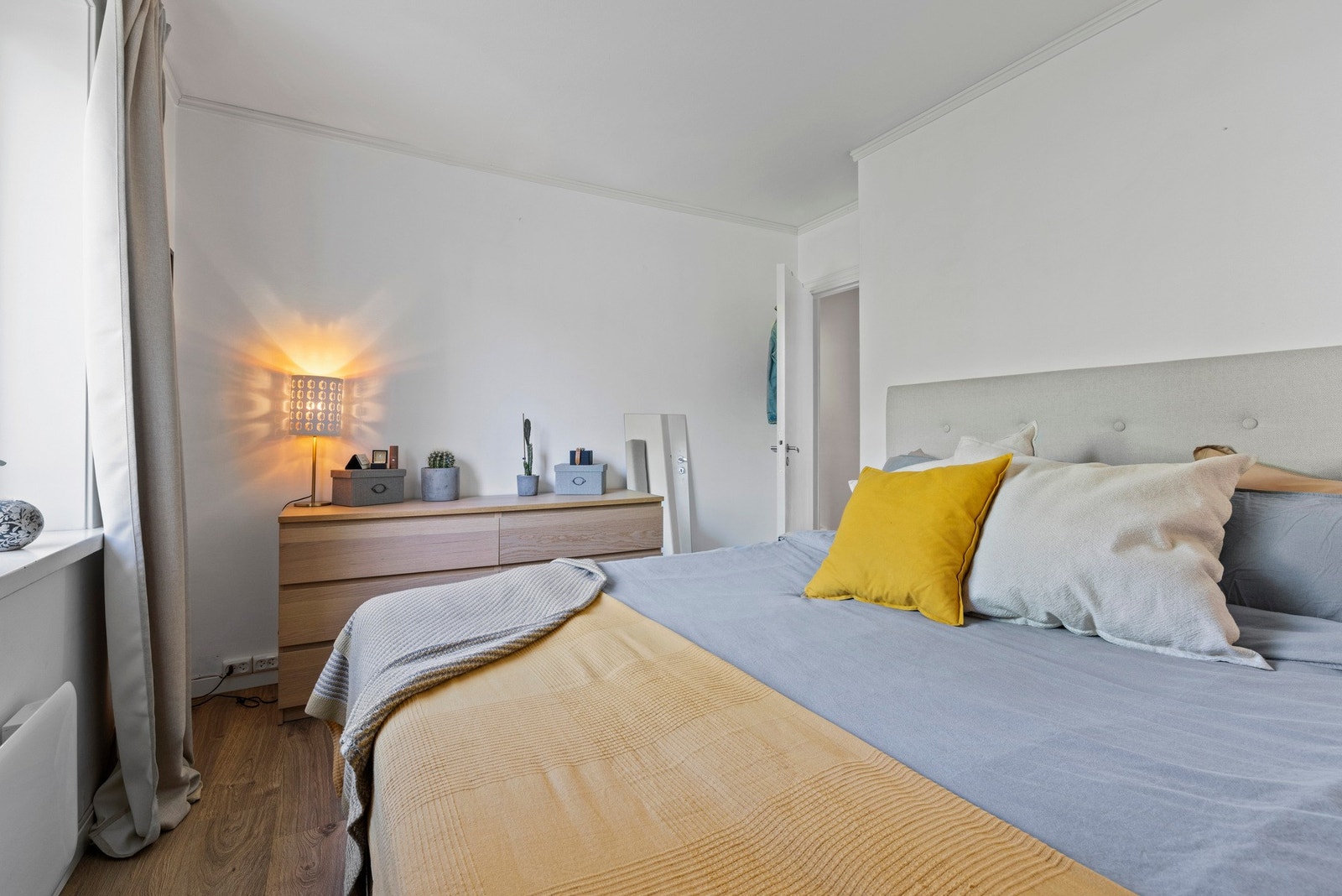 Rommets størrelse gir fleksibilitet for garderobeløsninger eller ekstra oppbevaring Galleribilde