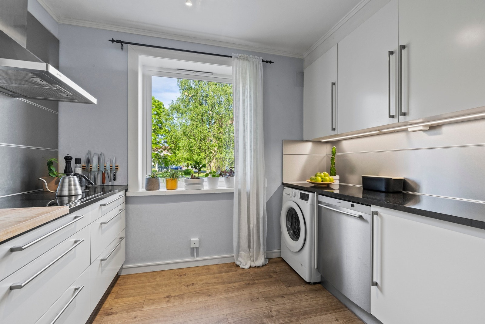 Det er godt med skapplass, og hvitevarene inkluderer integrert platetopp, komfyr og mikro, samt frittstående oppvaskmaskin og kjøl/frys Galleribilde