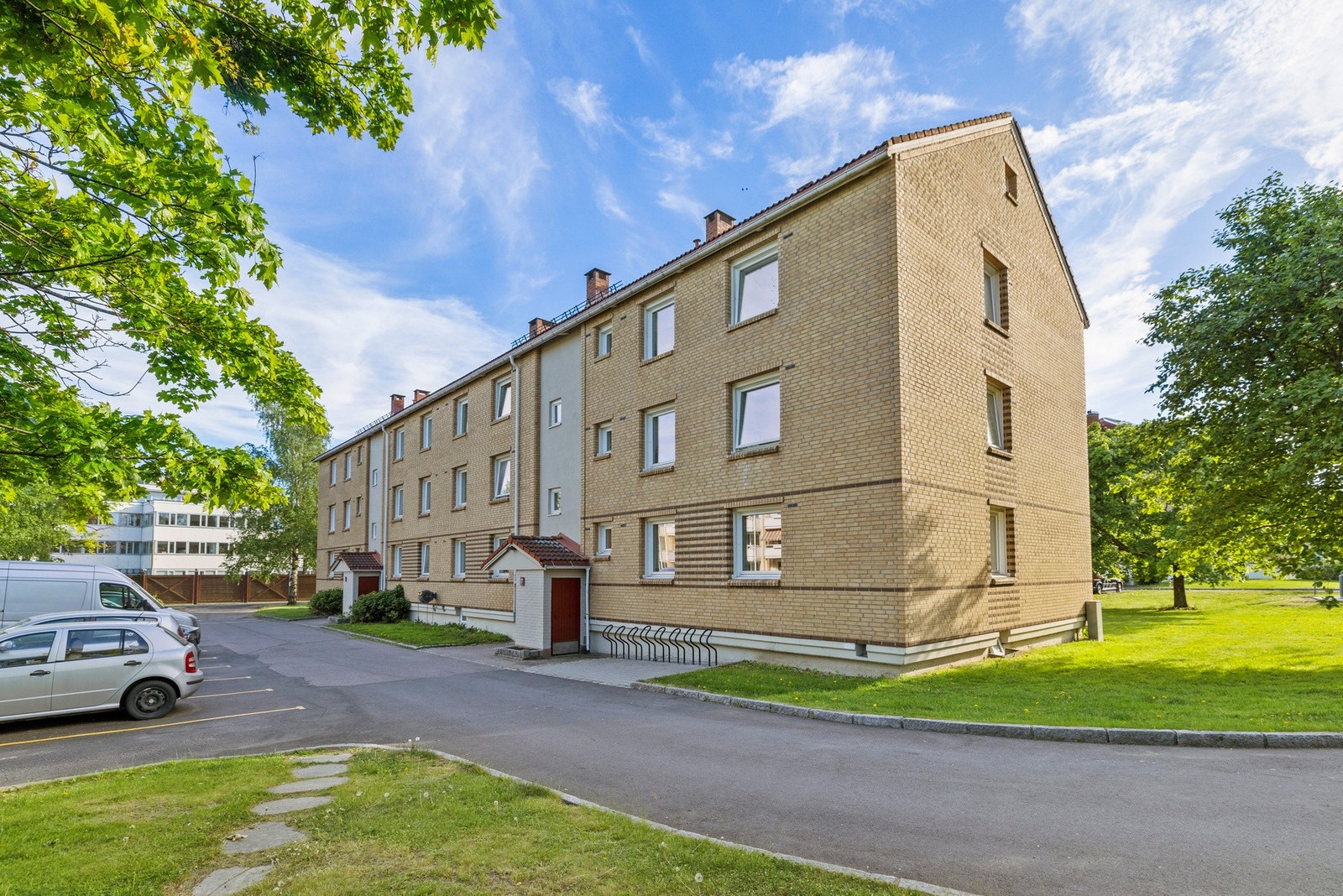 Du kan glede deg over parklignende omgivelser med store gressplener, frodige trær og prydbusker Galleribilde