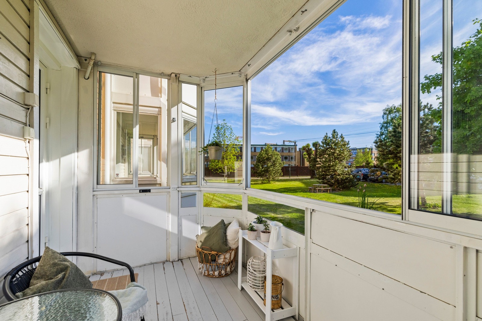 Den har et gulvareal på ca. 7,2 kvm, som gir plass til utemøbler og gjør det enkelt å skape en hyggelig uteplass Galleribilde