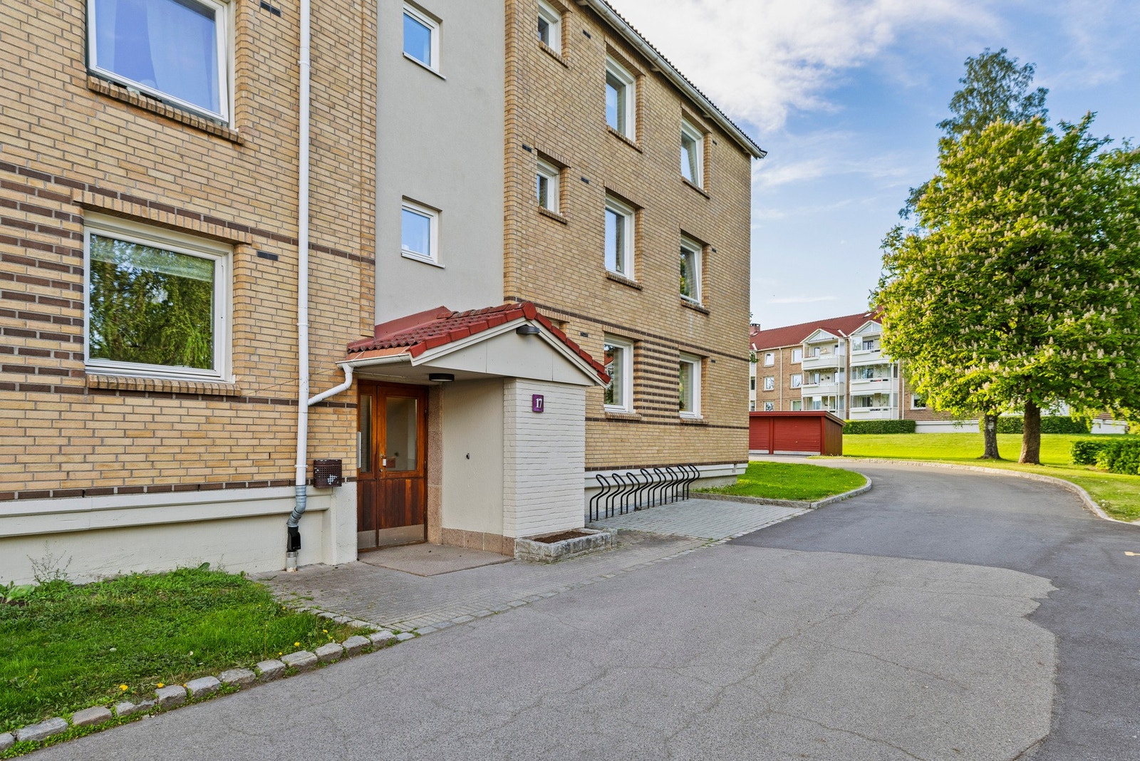 Inngang via felles trappeoppgang Galleribilde