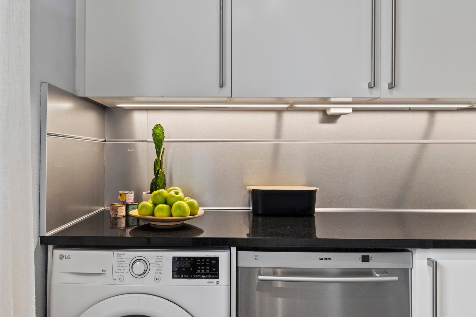 Gulvet er belagt med slitesterkt laminat, og det er en oppvaskkum i stål Galleribilde