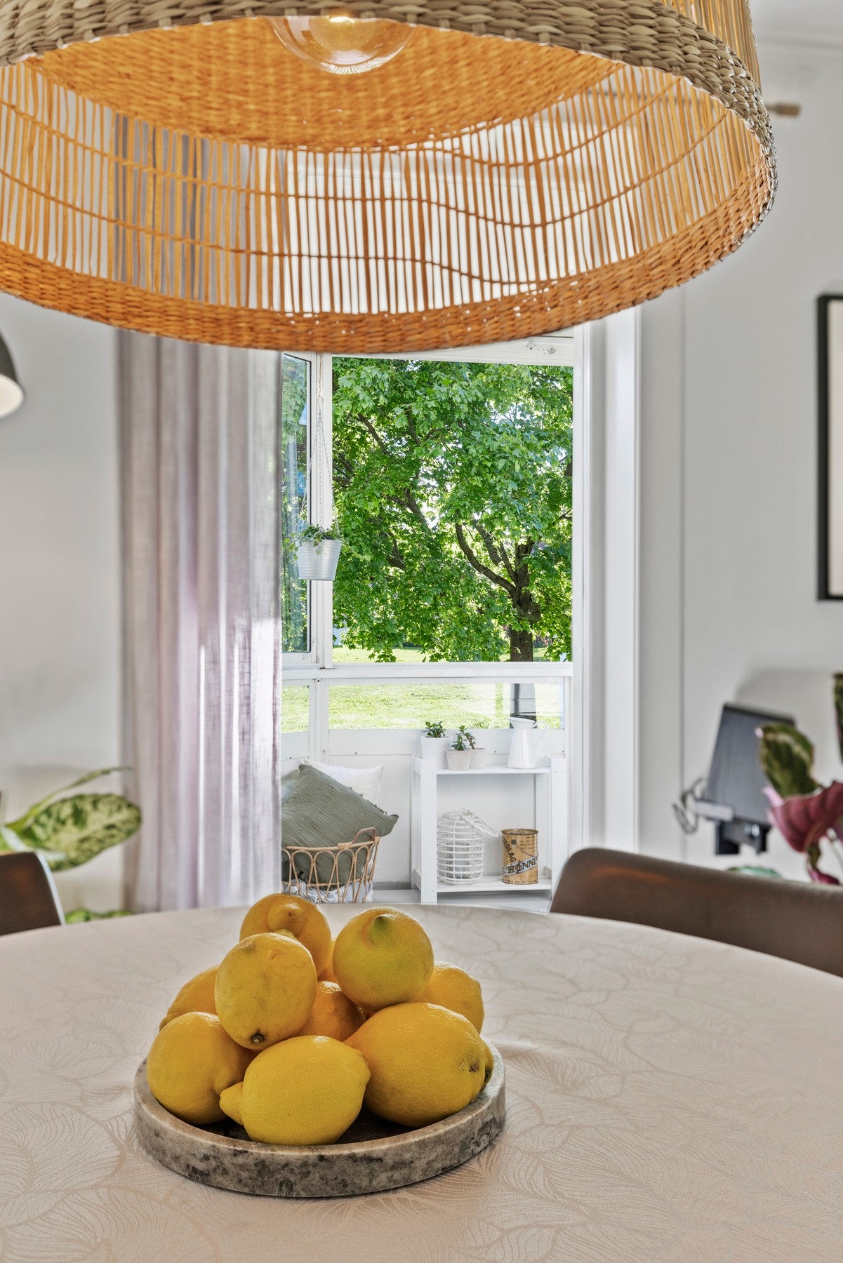 Utgangen til en innglasset balkong på ca. 7,2 kvm gir ekstra bruksareal og mulighet for å trekke utendørs i hverdagen Galleribilde