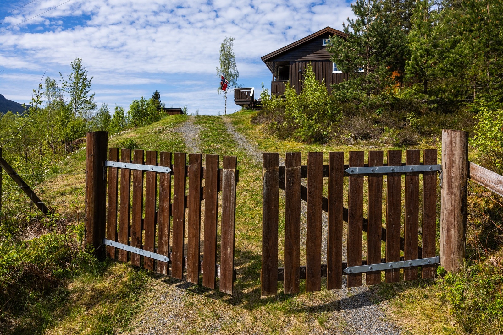 Den naturlige tomten er lettstelt, med grus og lyng som dekker store deler av terrenget, slik at du kan bruke mer tid på å nyte omgivelsene og mindre tid på vedlikehold. Galleribilde