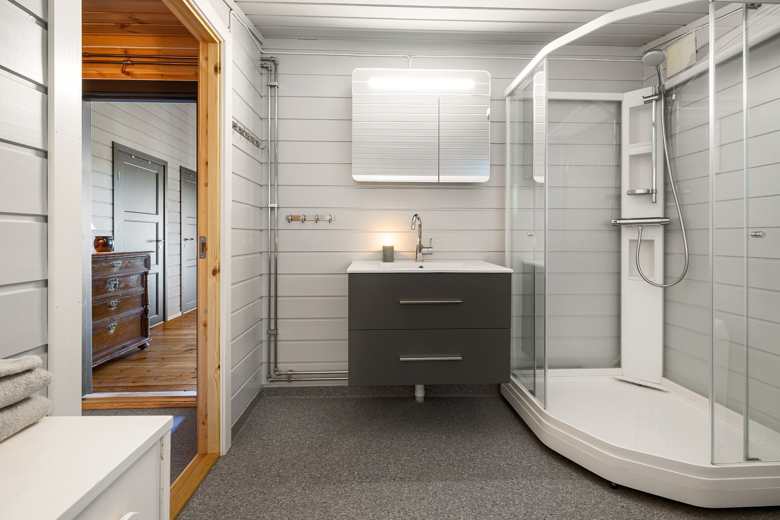 Flott og nyere baderomsinnredning. Galleribilde