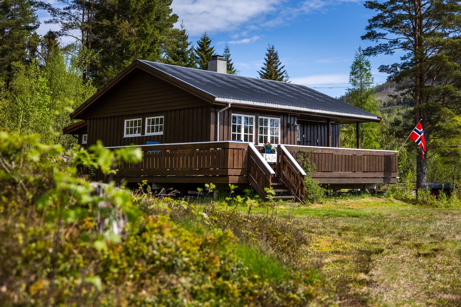 Hytta ligger fredelig til med lite innsyn og god avstand til naboer - ideelt for den som søker ro og naturnærhet. Galleribilde