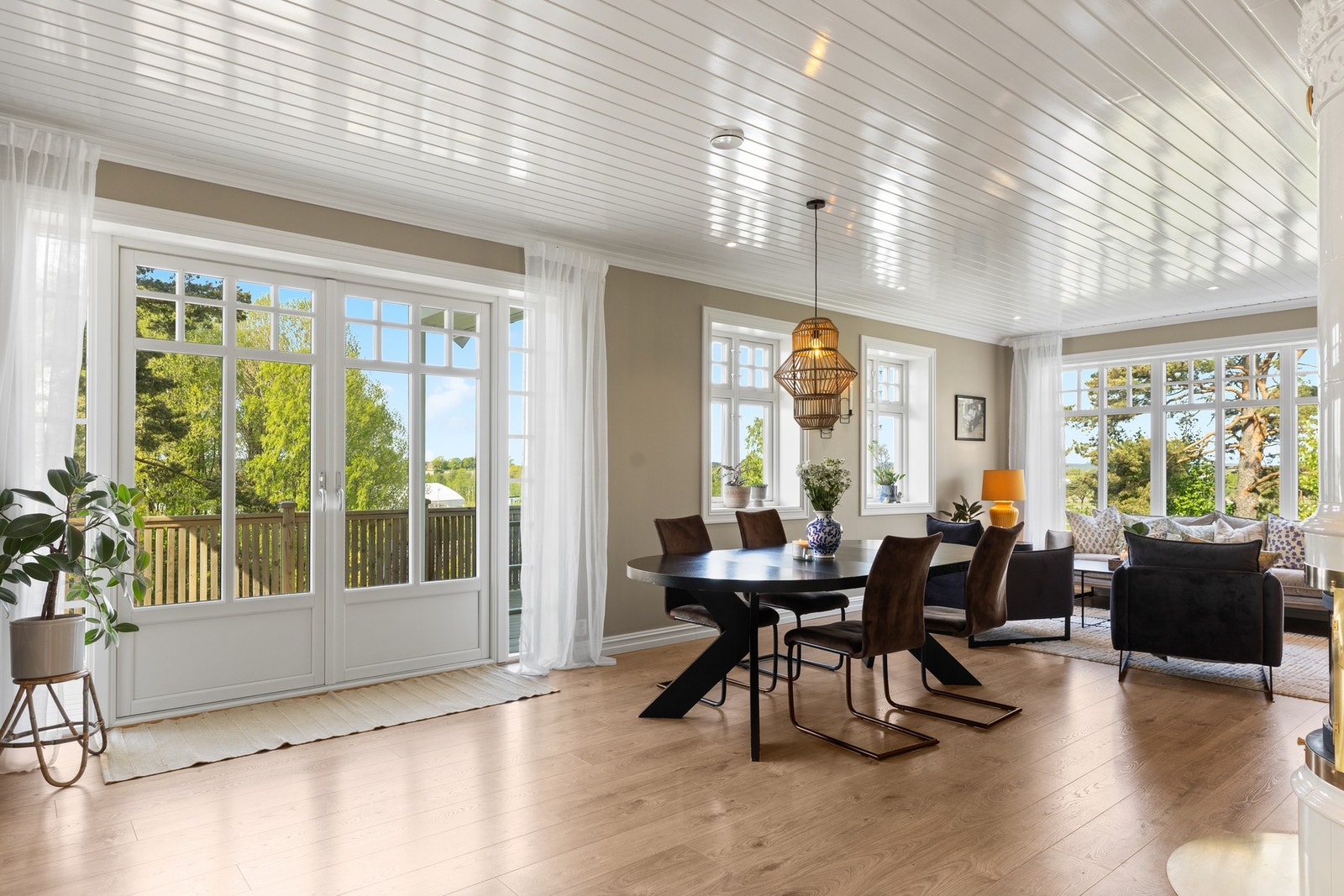 Romslige oppholdsrom med god takhøyde og store vindusflater gir flott lysinnslipp Galleribilde