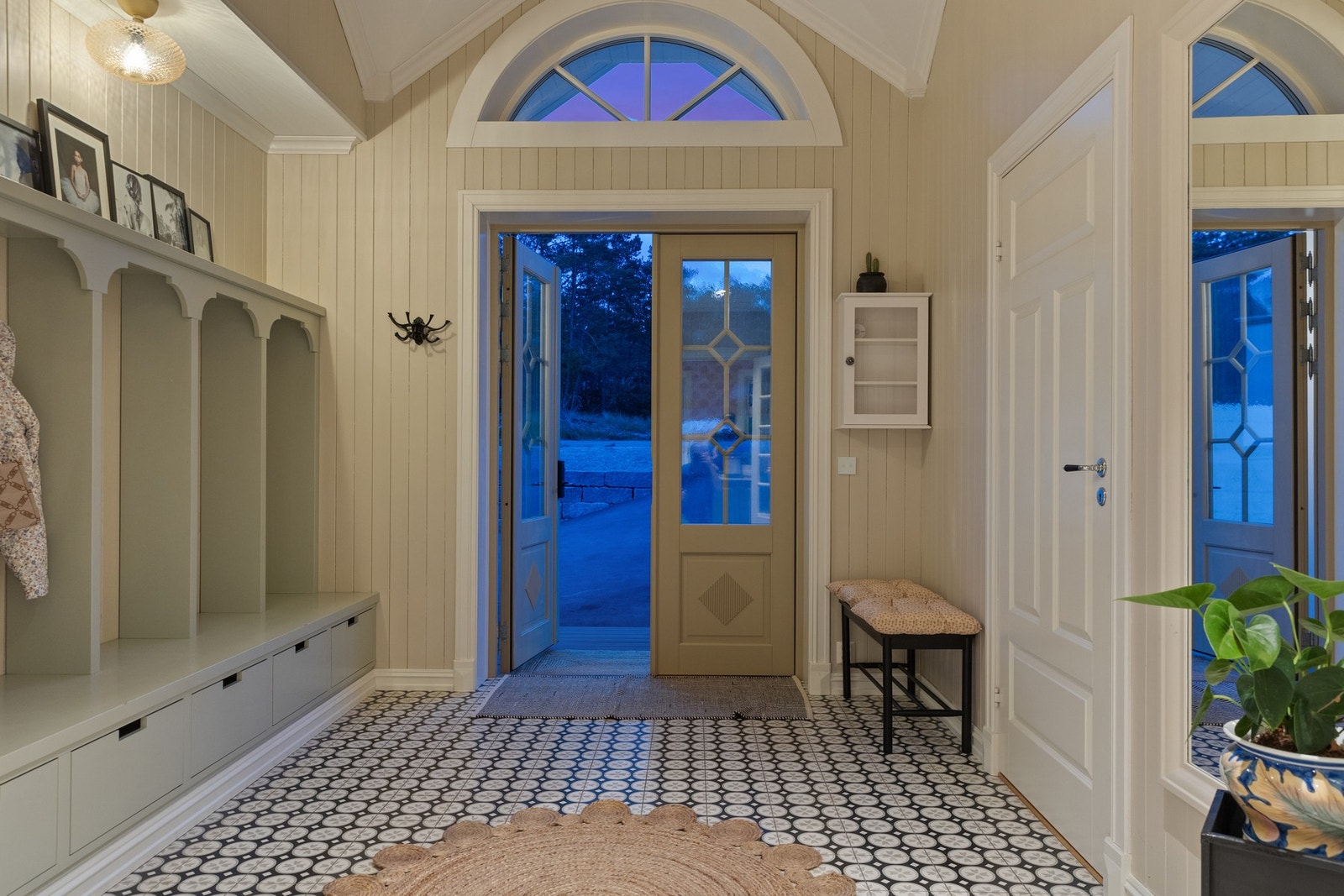 Fliser på gulvet gir et elegant førsteinntrykk, og det er god plass til oppbevaring av yttertøy og sko for hele familien Galleribilde