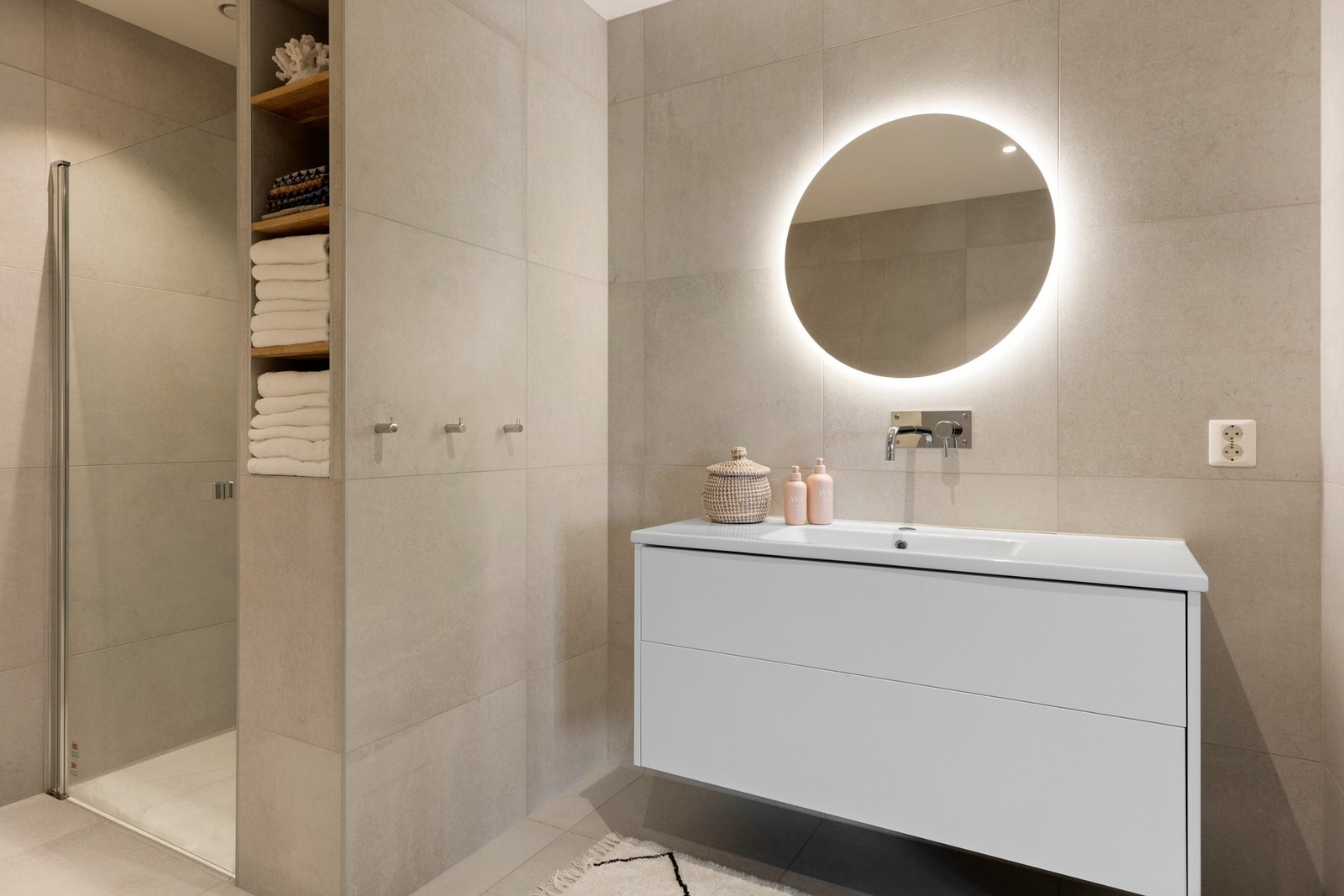 Boligen har to bad og ett separat toalettrom - alle oppført etter gjeldende teknisk forskrift Galleribilde