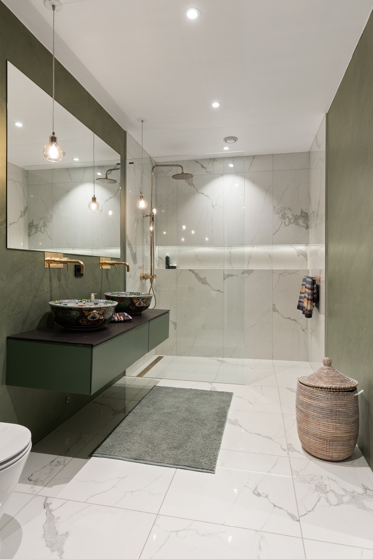 Stilrent og moderne bad i tilknytning til hovedsoverommet Galleribilde