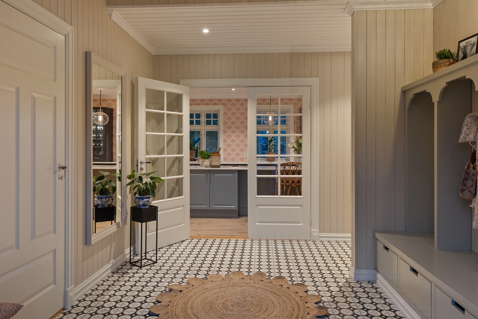 Boligen ønsker deg velkommen med en staselig og romslig entré med flotte innredninger Galleribilde