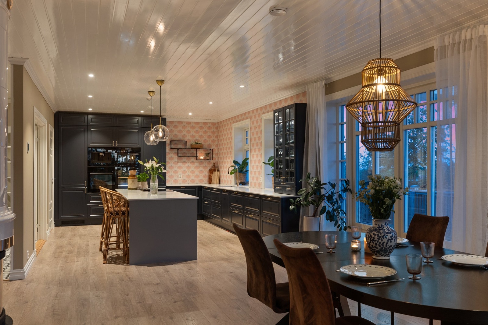 Boligen har en åpen og moderne kjøkken- og stueløsning med god plass til en romslig spisestue Galleribilde