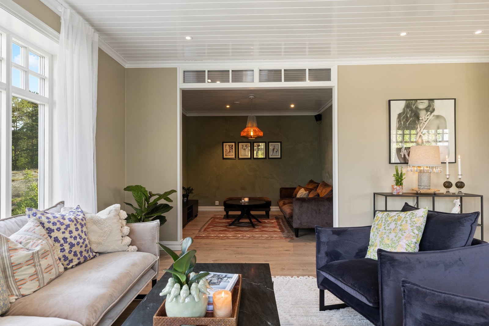 Det er tv stue i enden av stuen Galleribilde