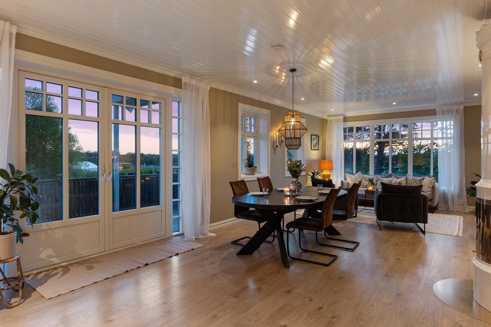 Romslig stue med store flotte vinduer Galleribilde