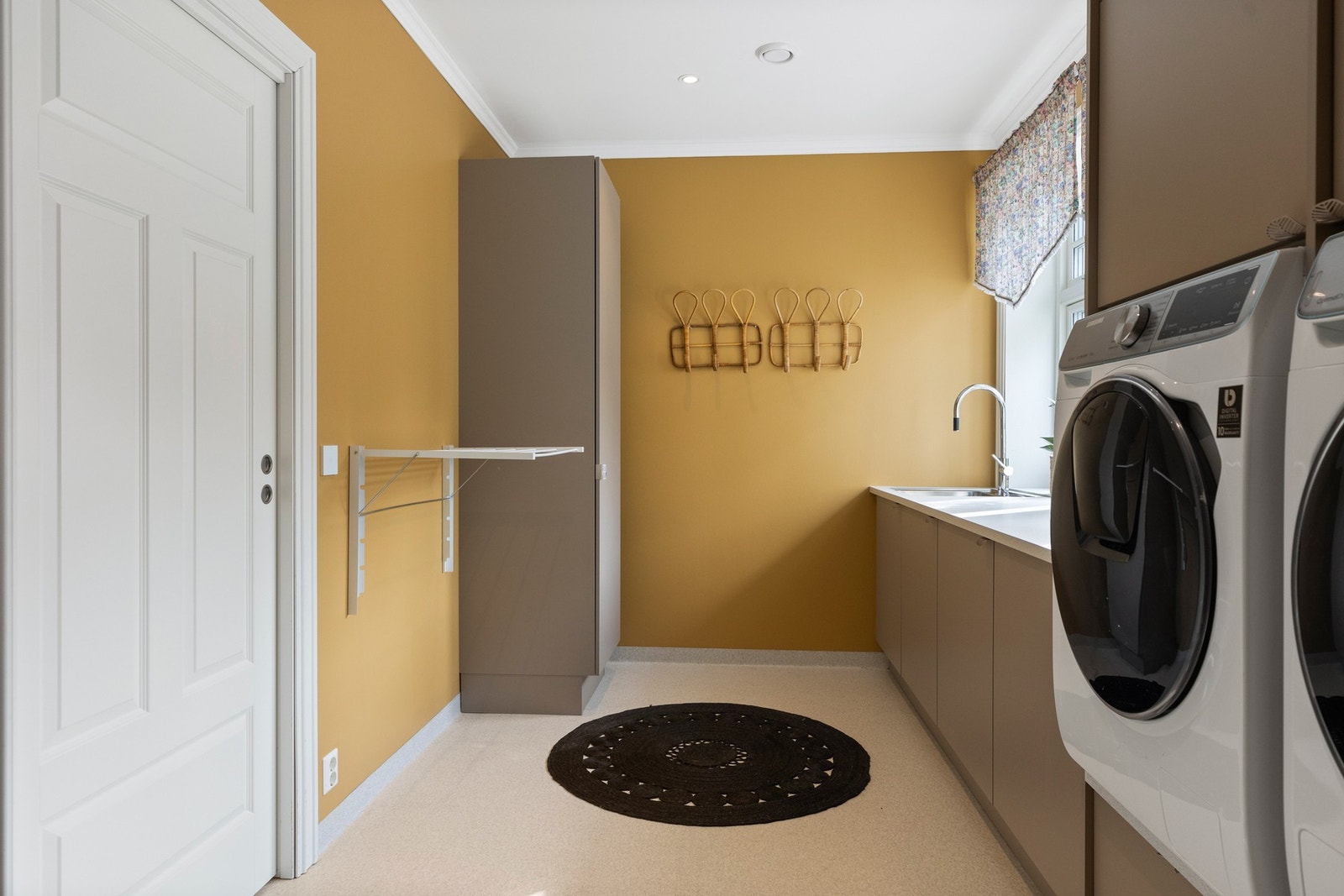 Vaskerommet etter TEK17. Praktisk utformet med god innredning. I tillegg smart system for sortering av skittentøy Galleribilde