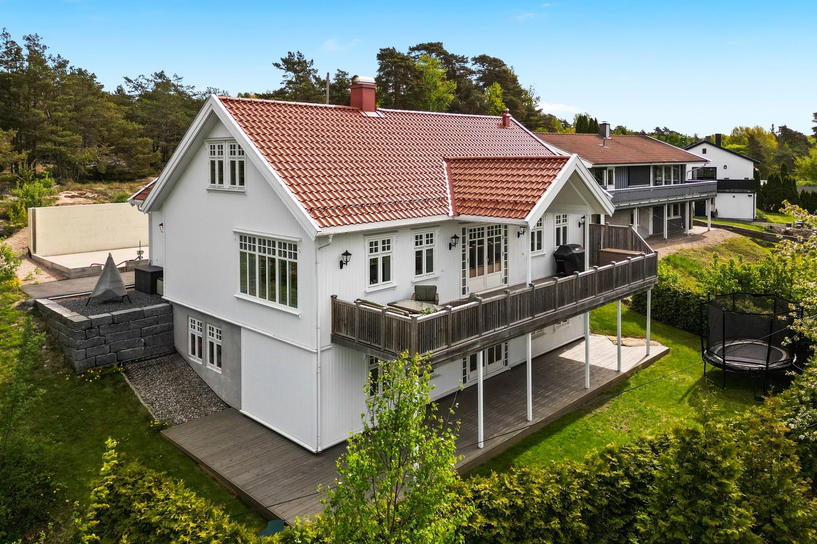 Moderne enebolig fra 2019 over tre plan Galleribilde