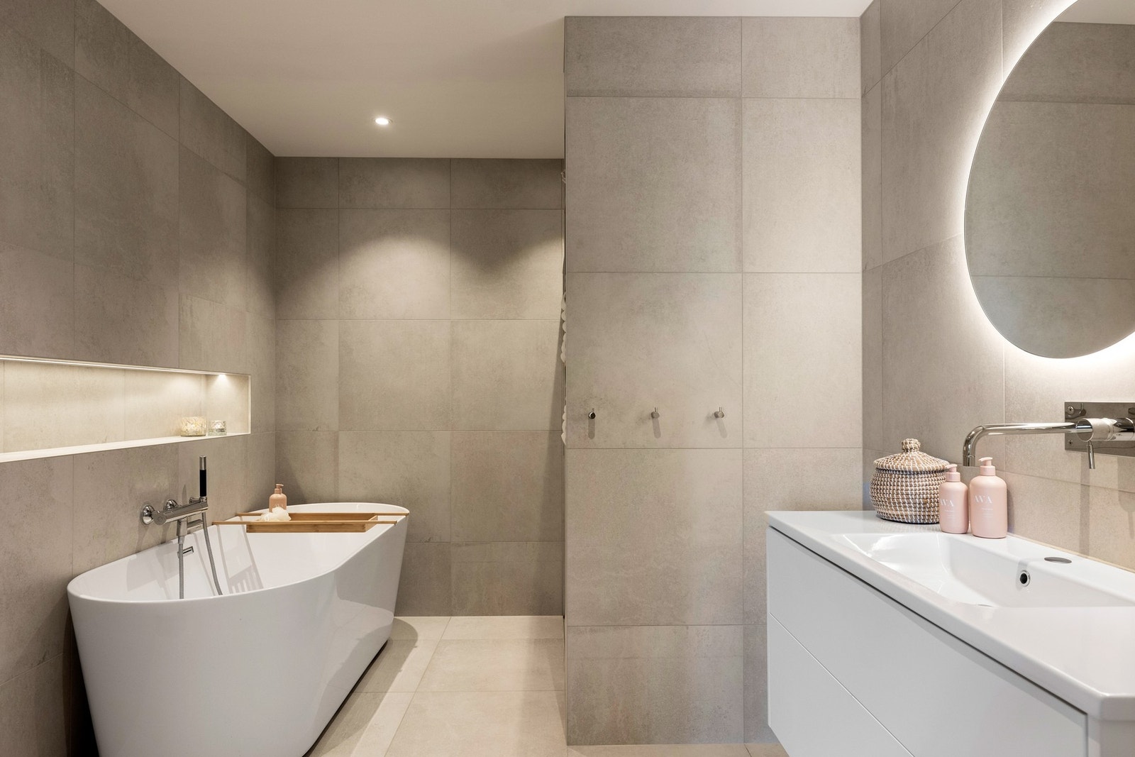 Begge bad har flislagte overflater, innfelte spotter og påkostede innredninger Galleribilde