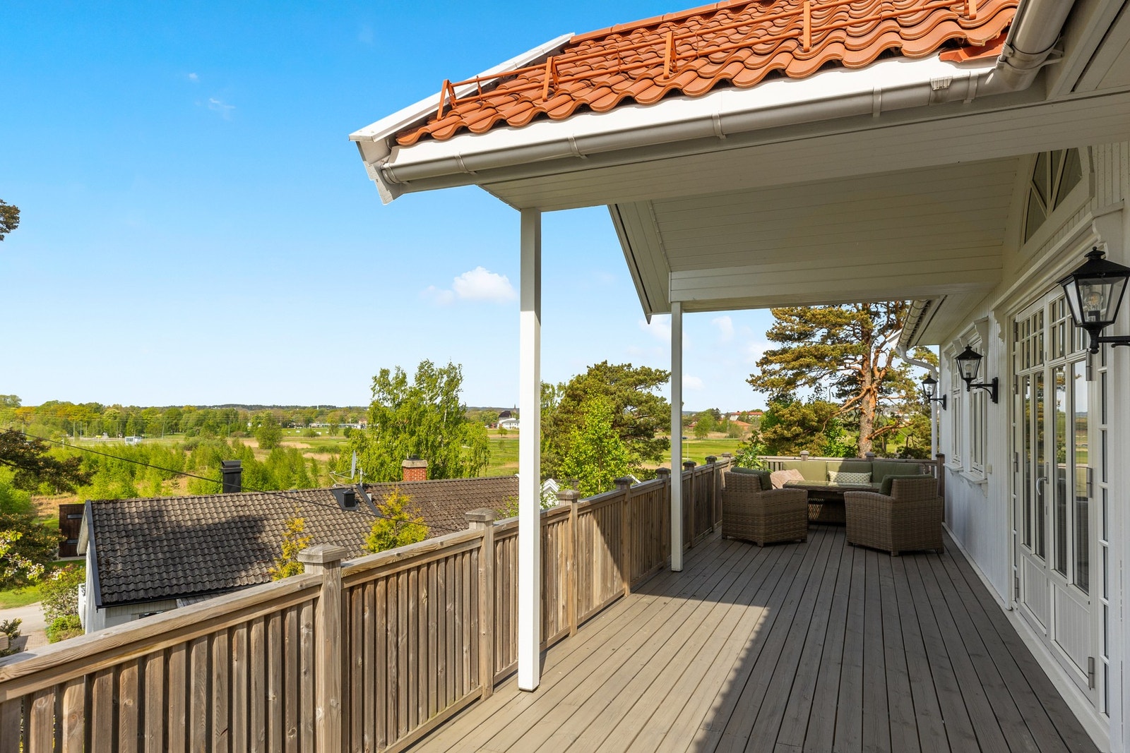 Stor veranda med bra solforhold og vidstrakt utsikt Galleribilde