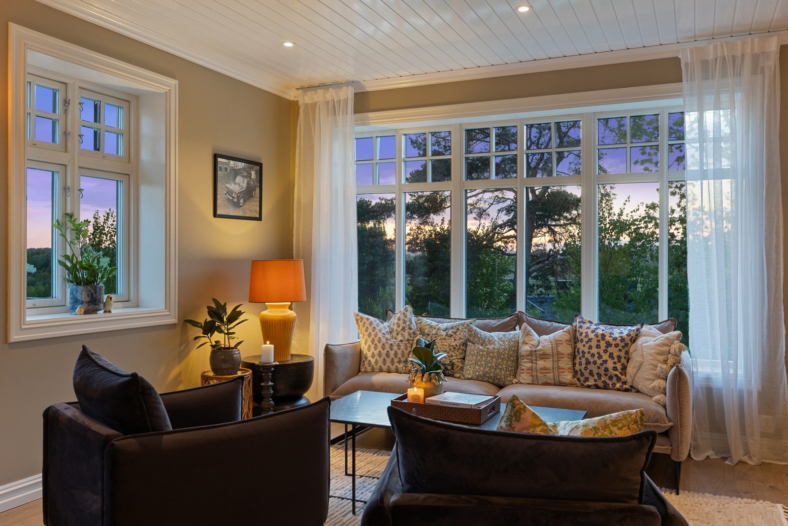 Fra stuen ser man ut mot golfbanen i retning Gamlebyen Galleribilde