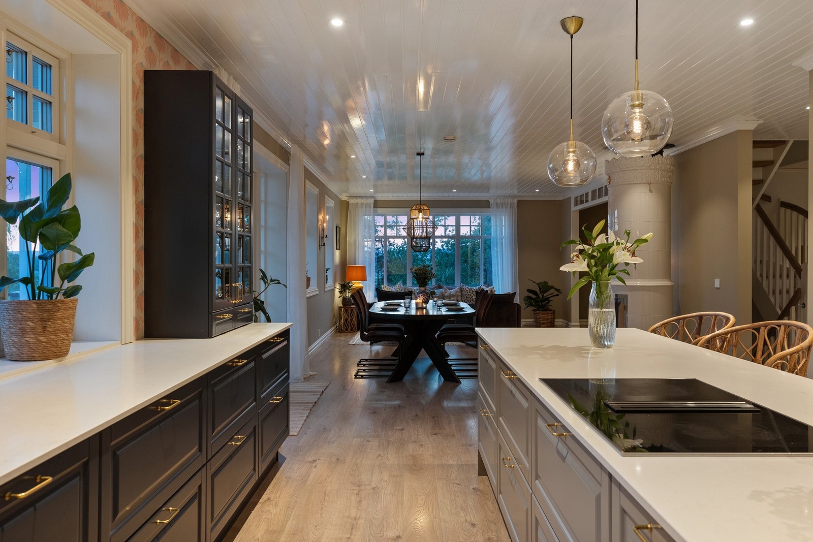 Det er vinkelstue i enden av rommet Galleribilde