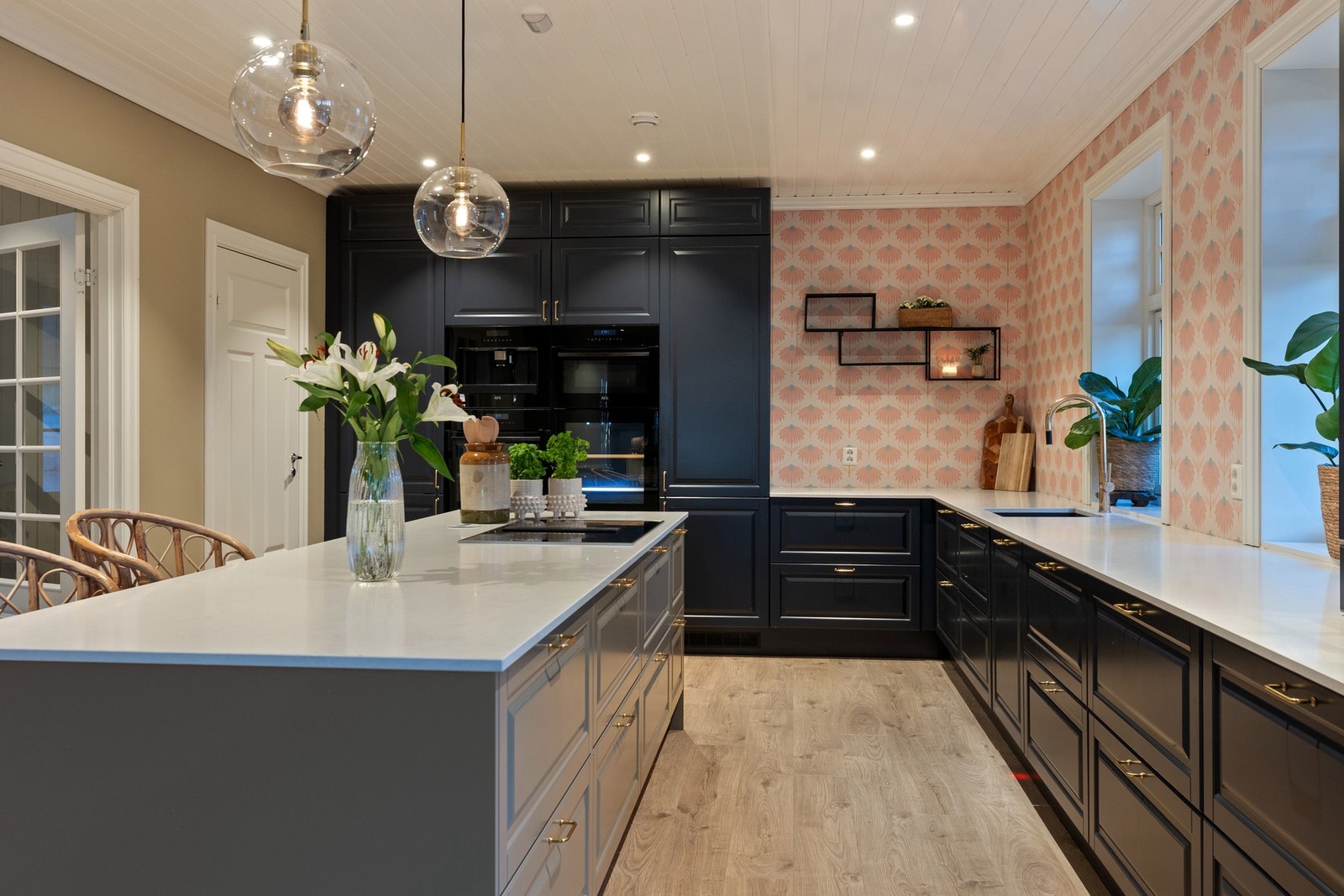 Kjøkkenet er levert av HTH og har gjennomgående høy kvalitet Galleribilde