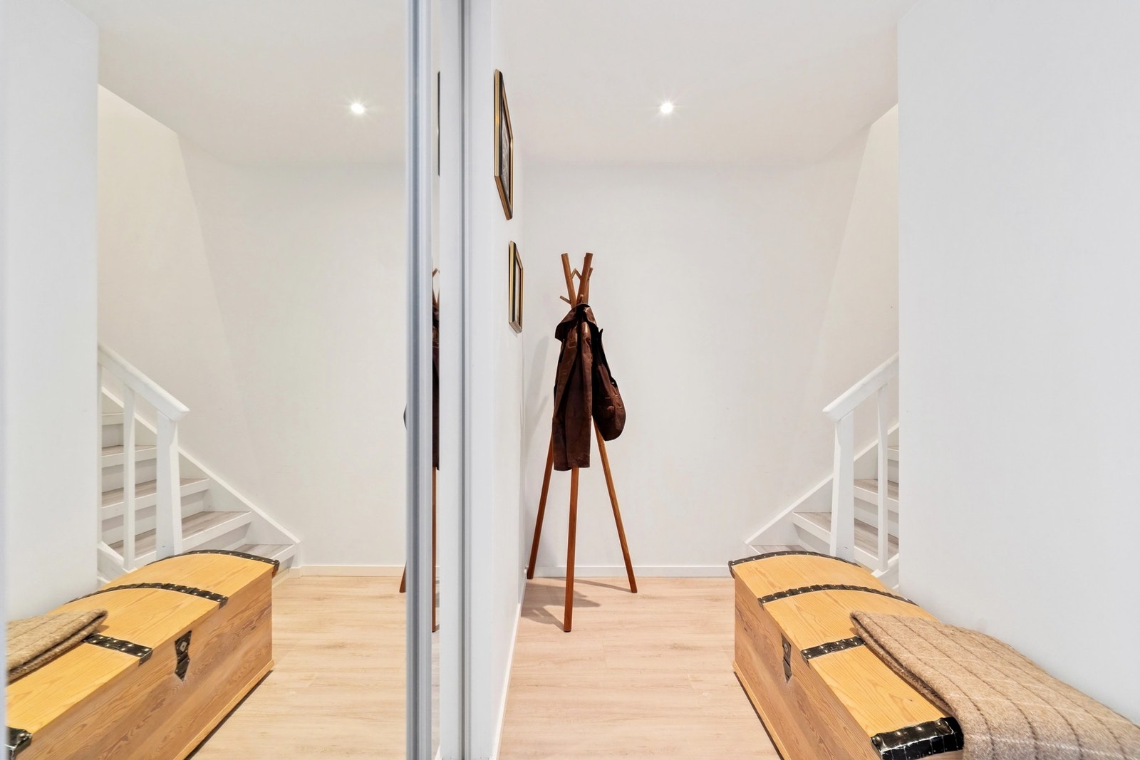 Det er plass for oppbevaring av klær og diverse i garderobeskap Galleribilde