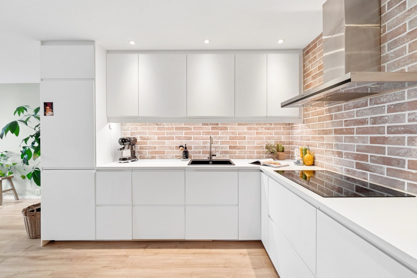 Tidløst og enkelt. Oppvaskmaskin er fra 2024. Galleribilde