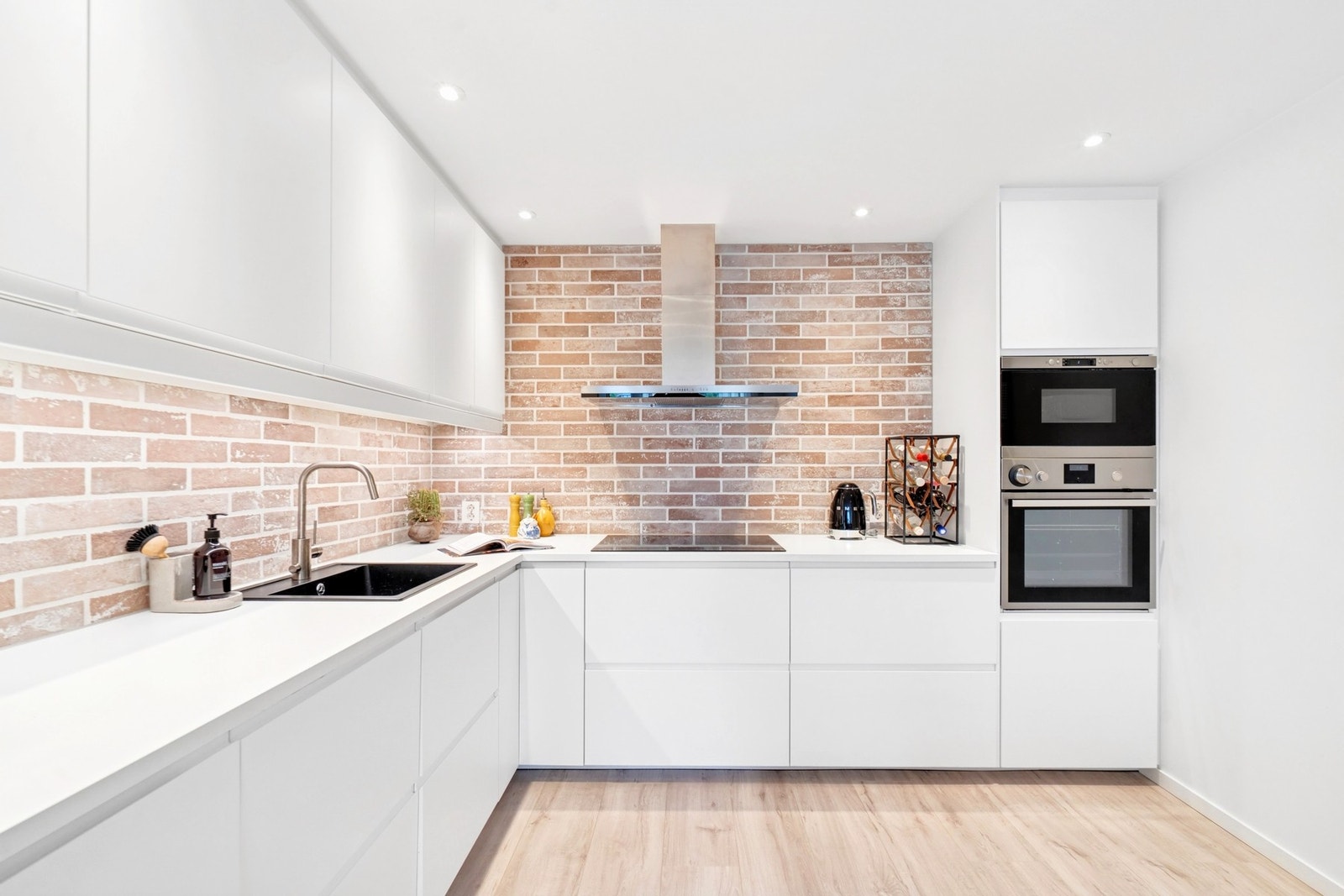 IKEA kjøkken fra 2018 med integrerte hvitevarer Galleribilde