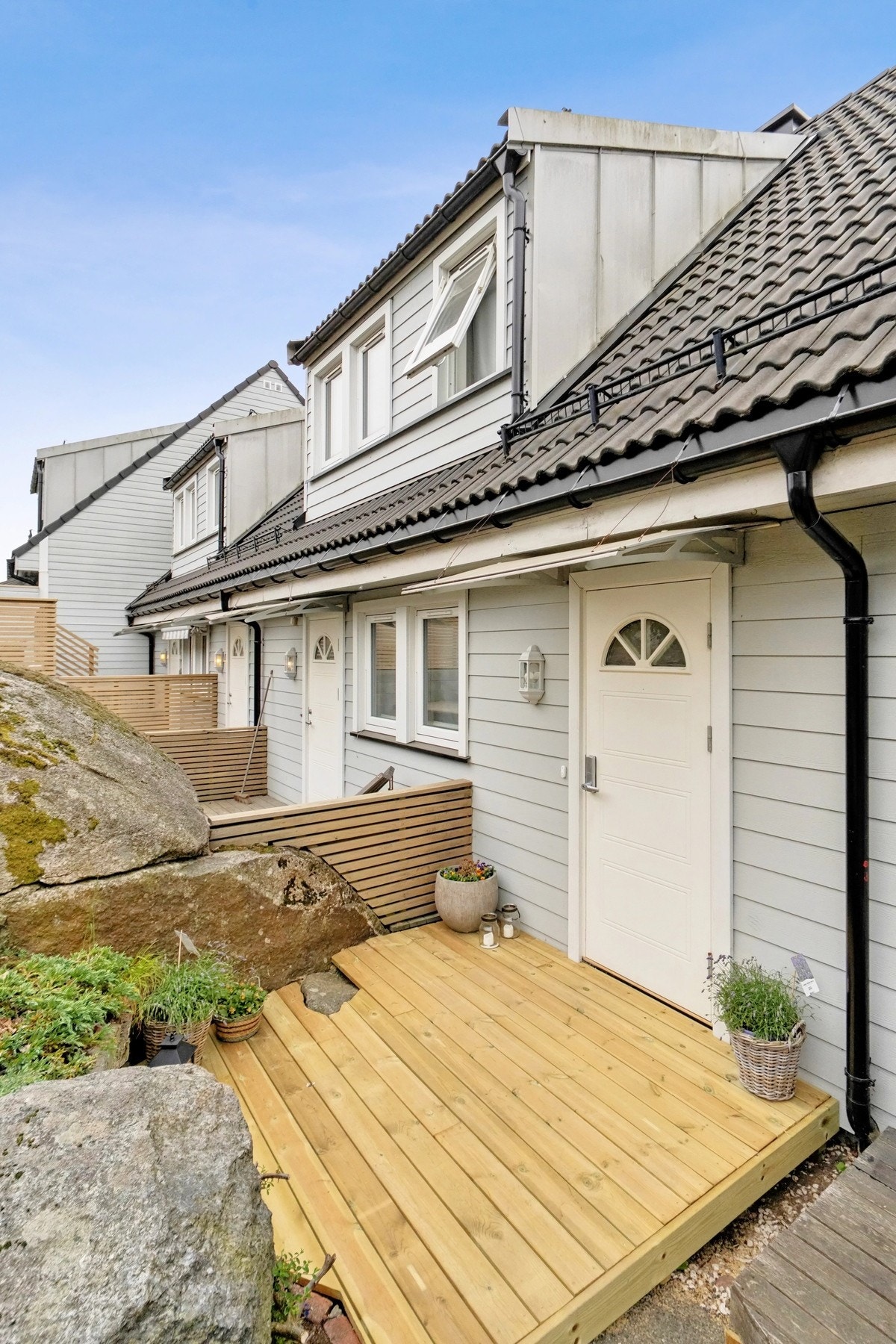 Hyggelig inngangsparti. Ny platting. Galleribilde