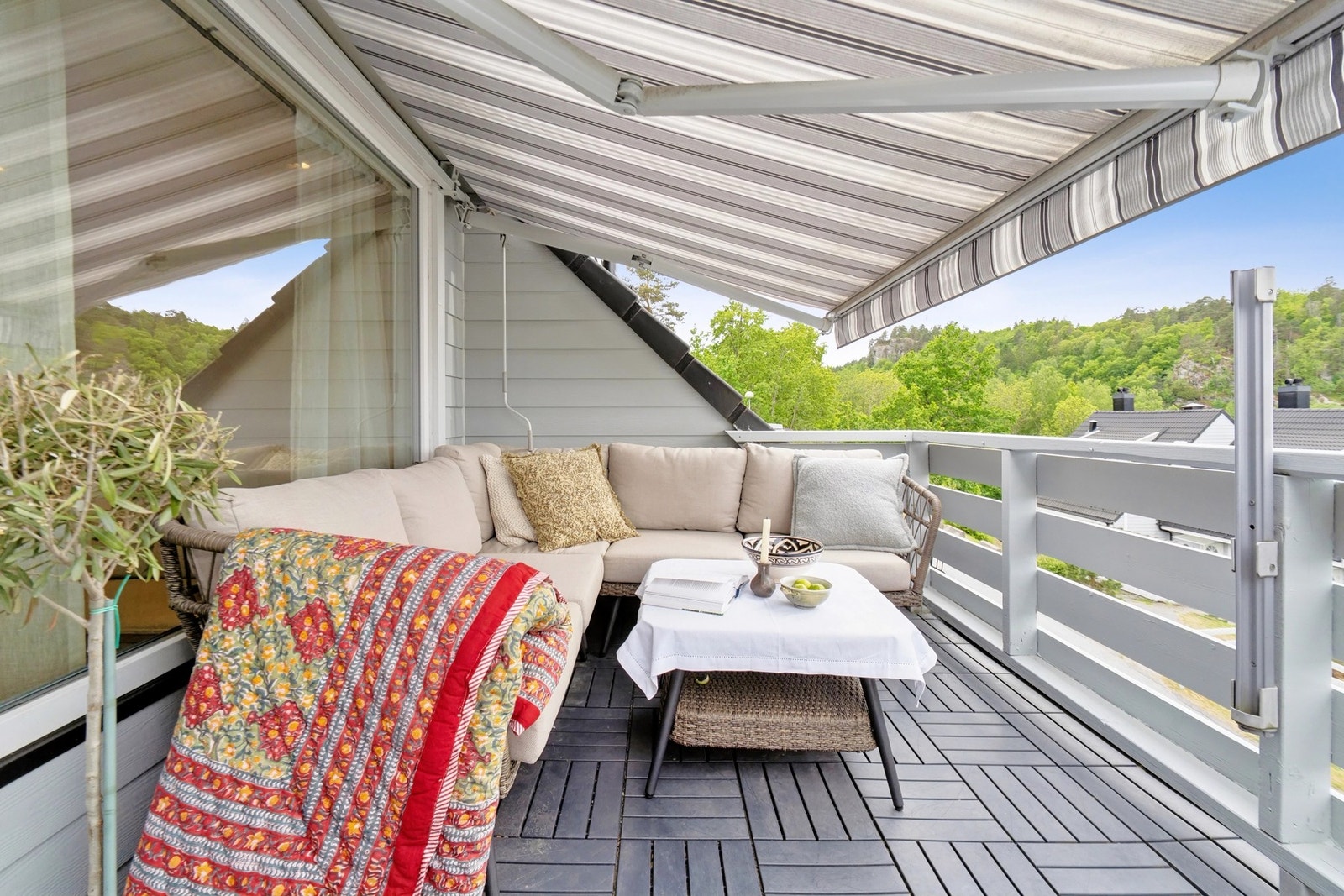 Her har du også elektrisk markise dersom det blir for mye av det gode - eller du bare ønsker det litt mer skjermet. Galleribilde