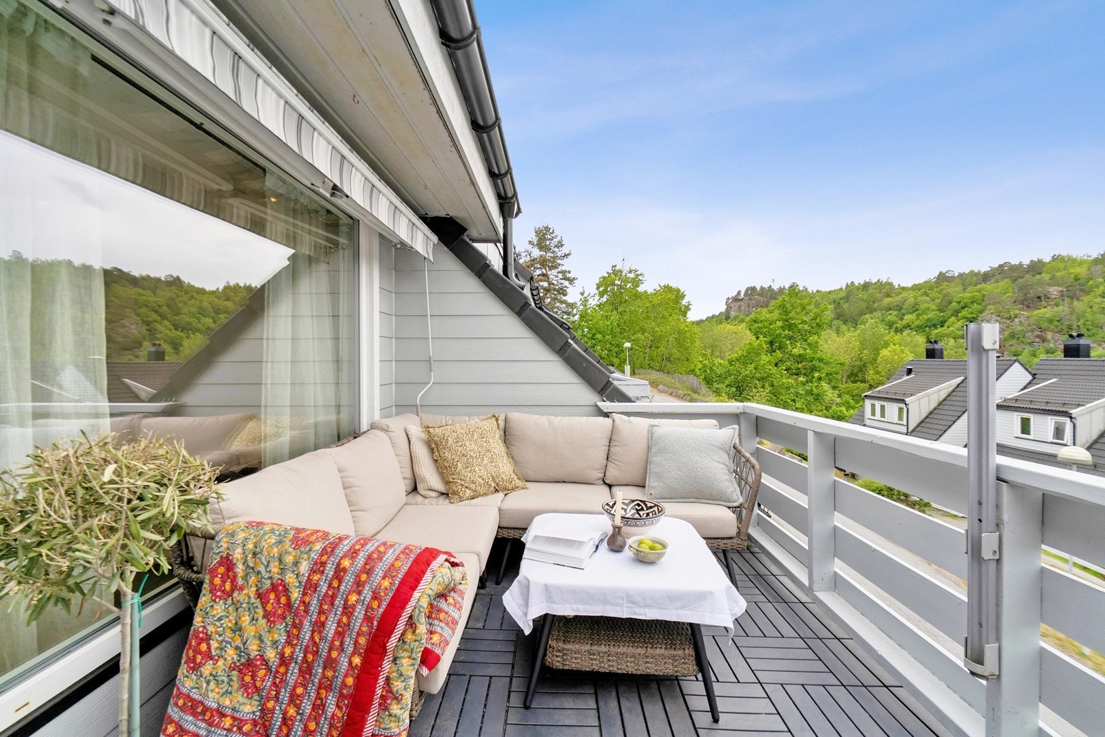 Balkong med sen kveldssol setter stemningen når du kommer hjem fra jobb, eller du har fri og vil bade i sol store deler av dagen. Galleribilde