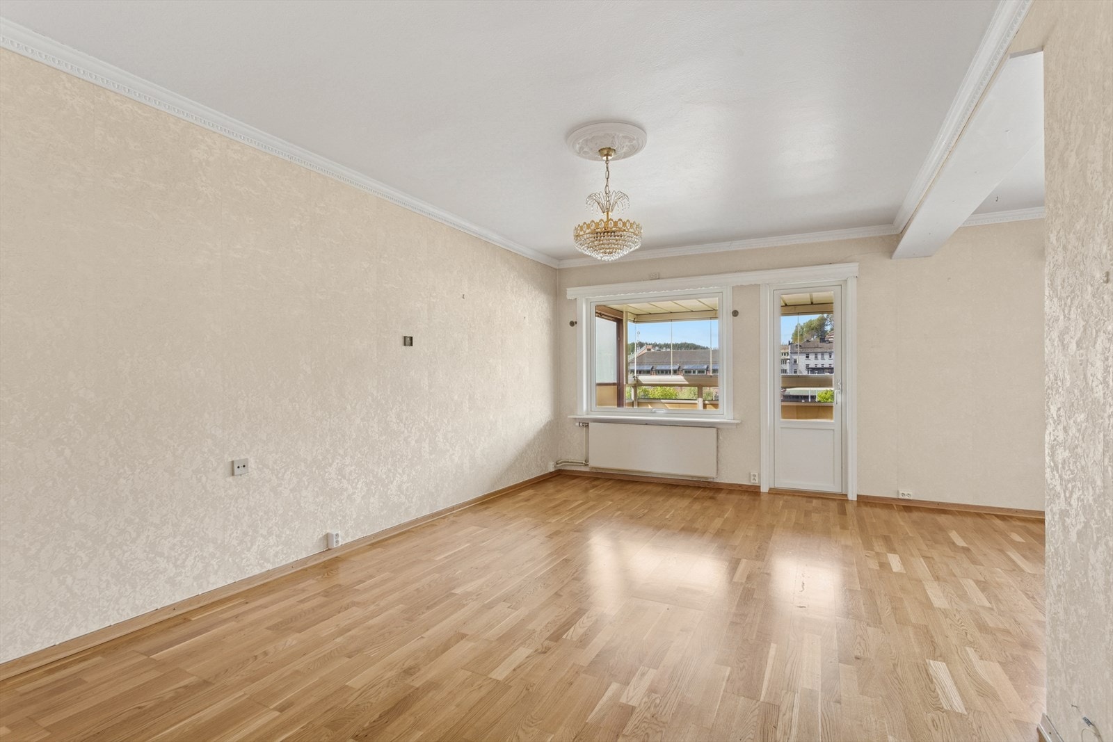 Stuen fremstår som innbydende og romslig, med lyse overflater og godt lysinnslipp. God plass til møblering etter eget ønske. Galleribilde