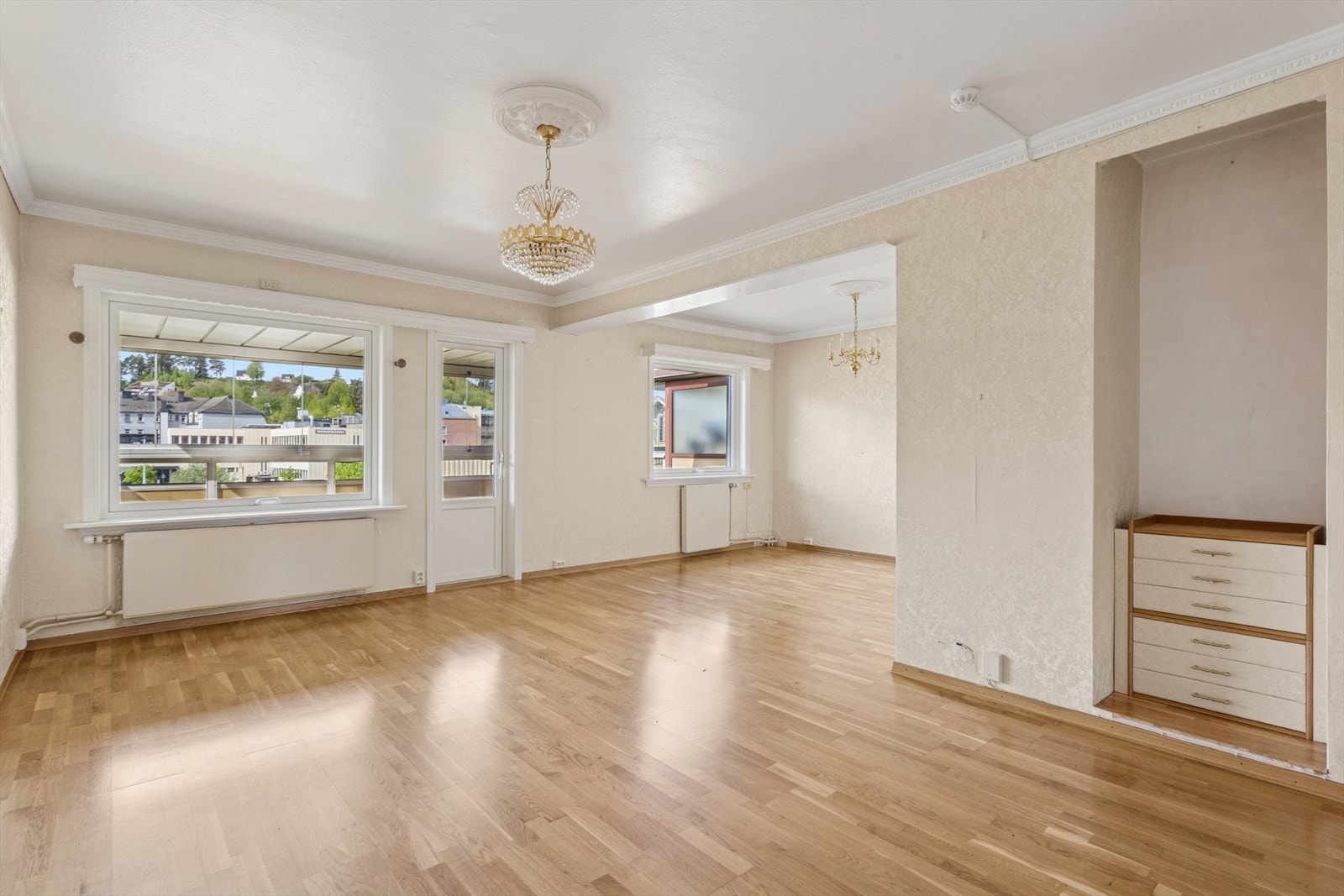 Stor og luftig stue med rikelig lysinnslipp fra flere vinduer. Her har du plass til både sofakrok og spisebord - samt direkte utgang til innglasset balkong. Galleribilde