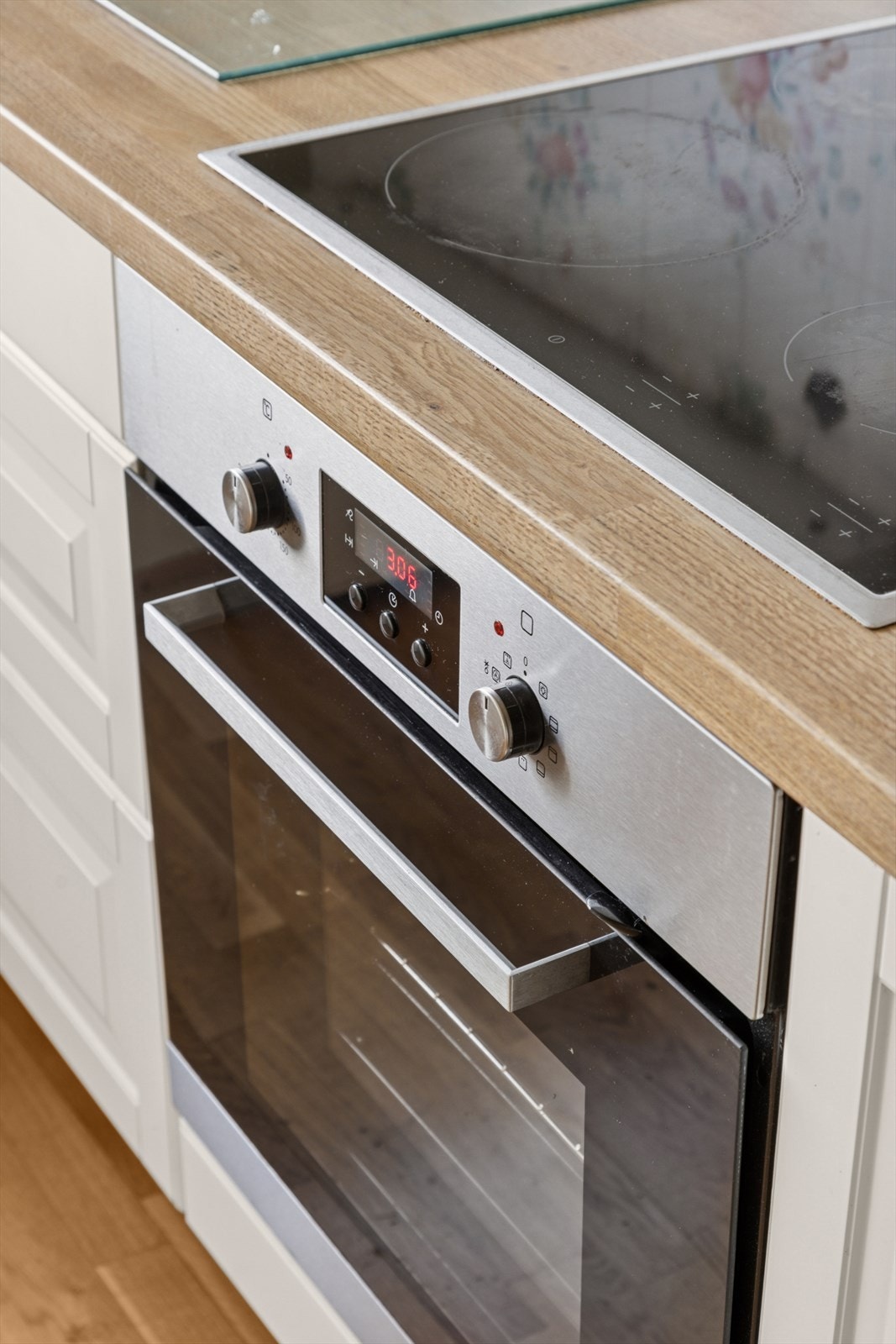 Integrert stekeovn og platetopp gir et rent og ryddig uttrykk - perfekt for deg som liker å lage mat i stilrene omgivelser. Galleribilde