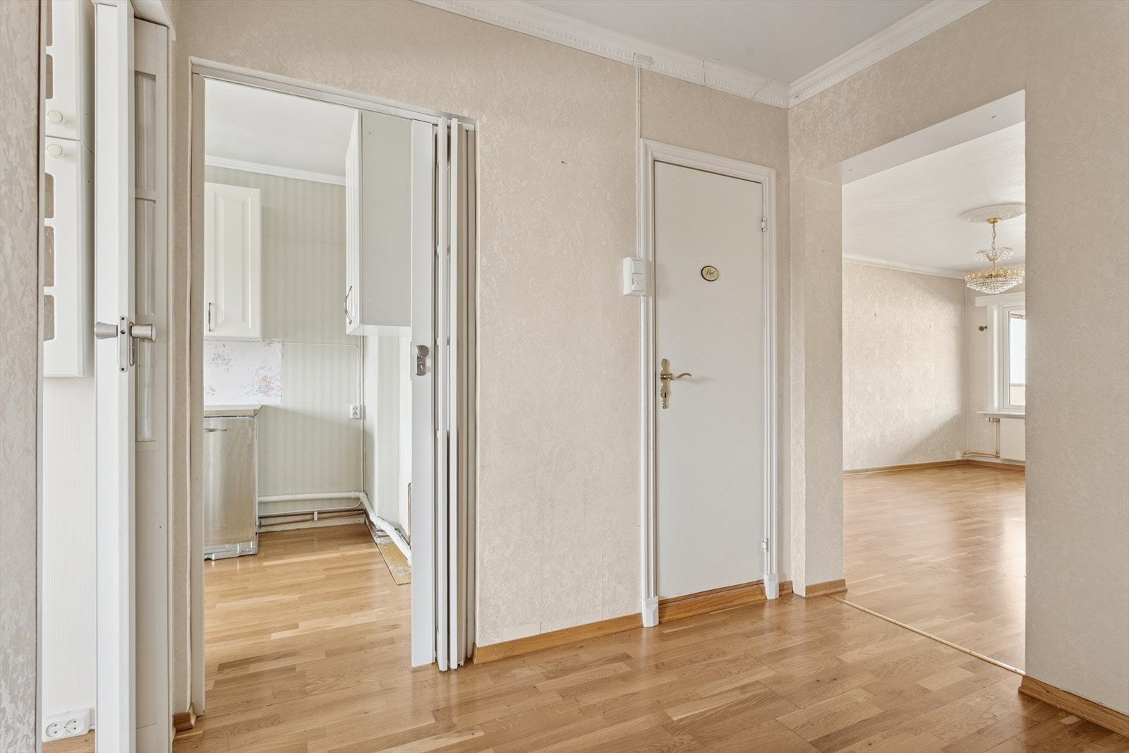 Sett innenfra entréen og videre inn i boligen - en arealeffektiv planløsning gir en god og naturlig flyt mellom rommene. Galleribilde