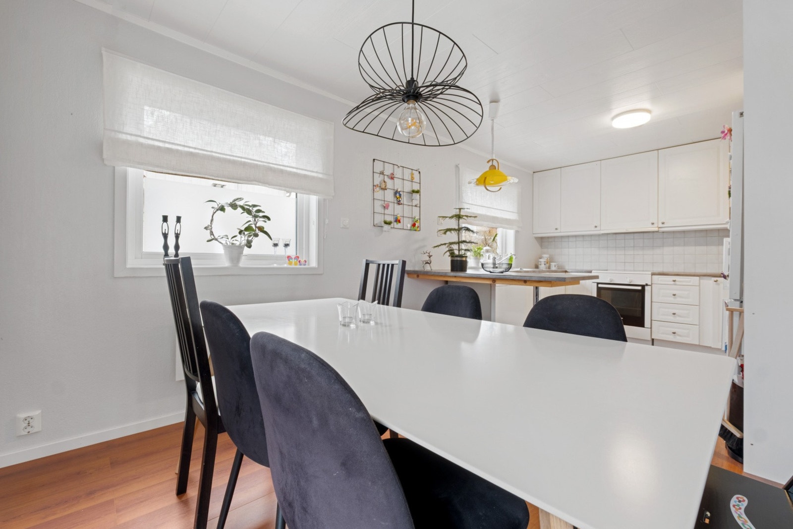 Kjøkken med god plass til spisebord. Galleribilde