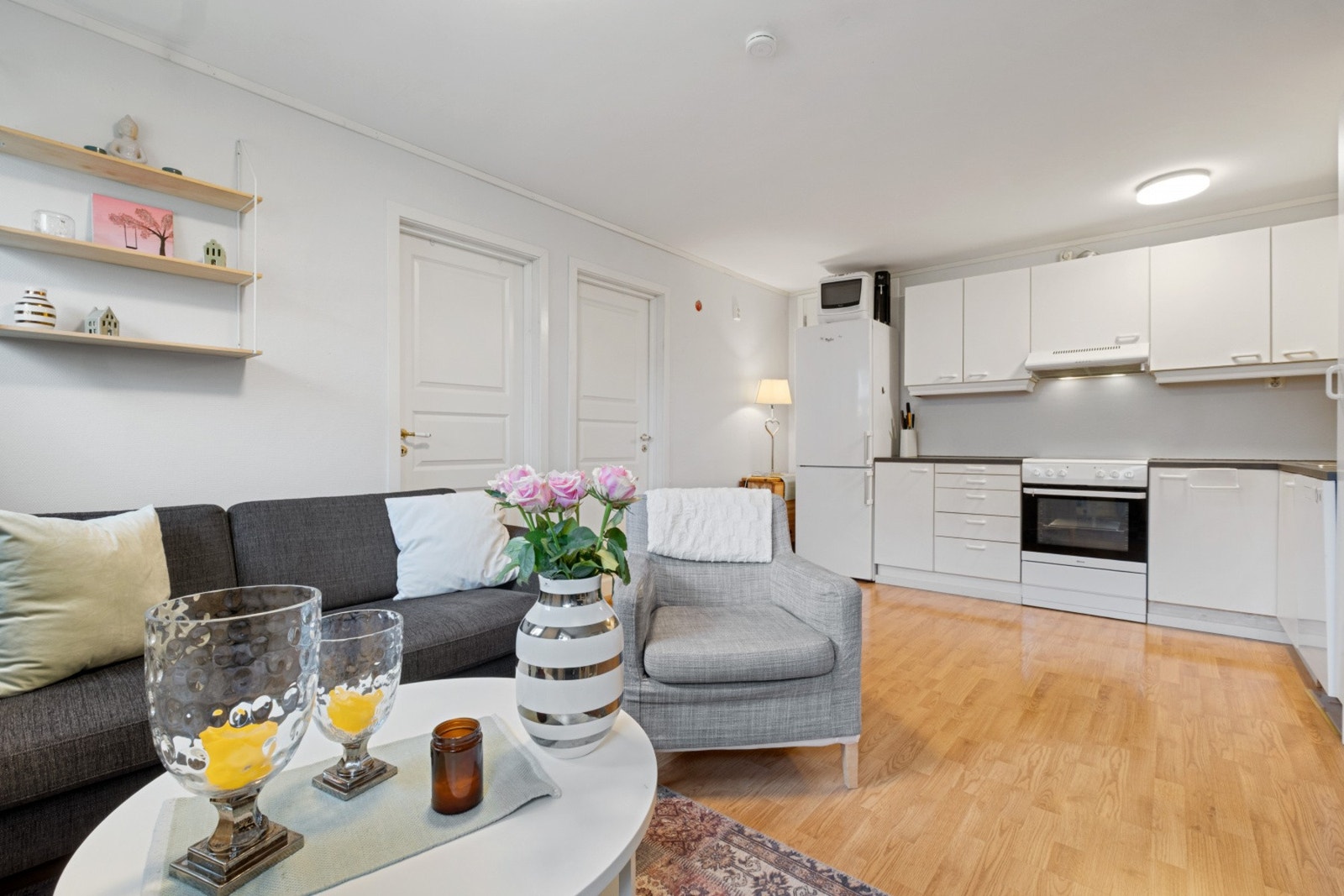 Stue og kjøkken. Galleribilde