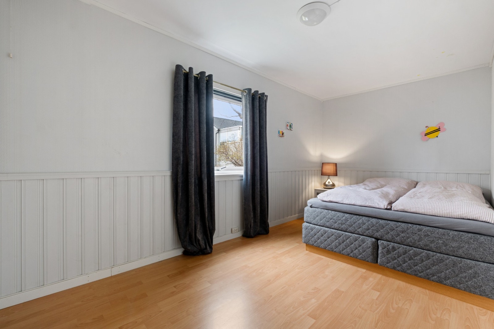 Det er 2 soverom i 1.etasje. Galleribilde